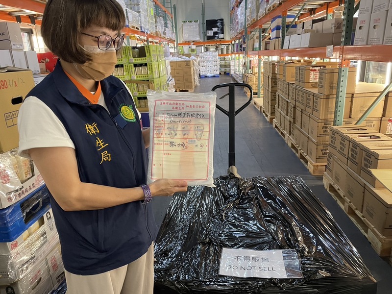 高雄市衛生局近日於好市多賣場查核，從「Sonoma精選乾酪綜合包」檢出殘留農藥環氧乙烷。(高雄市衛生局提供/圖：中央社)