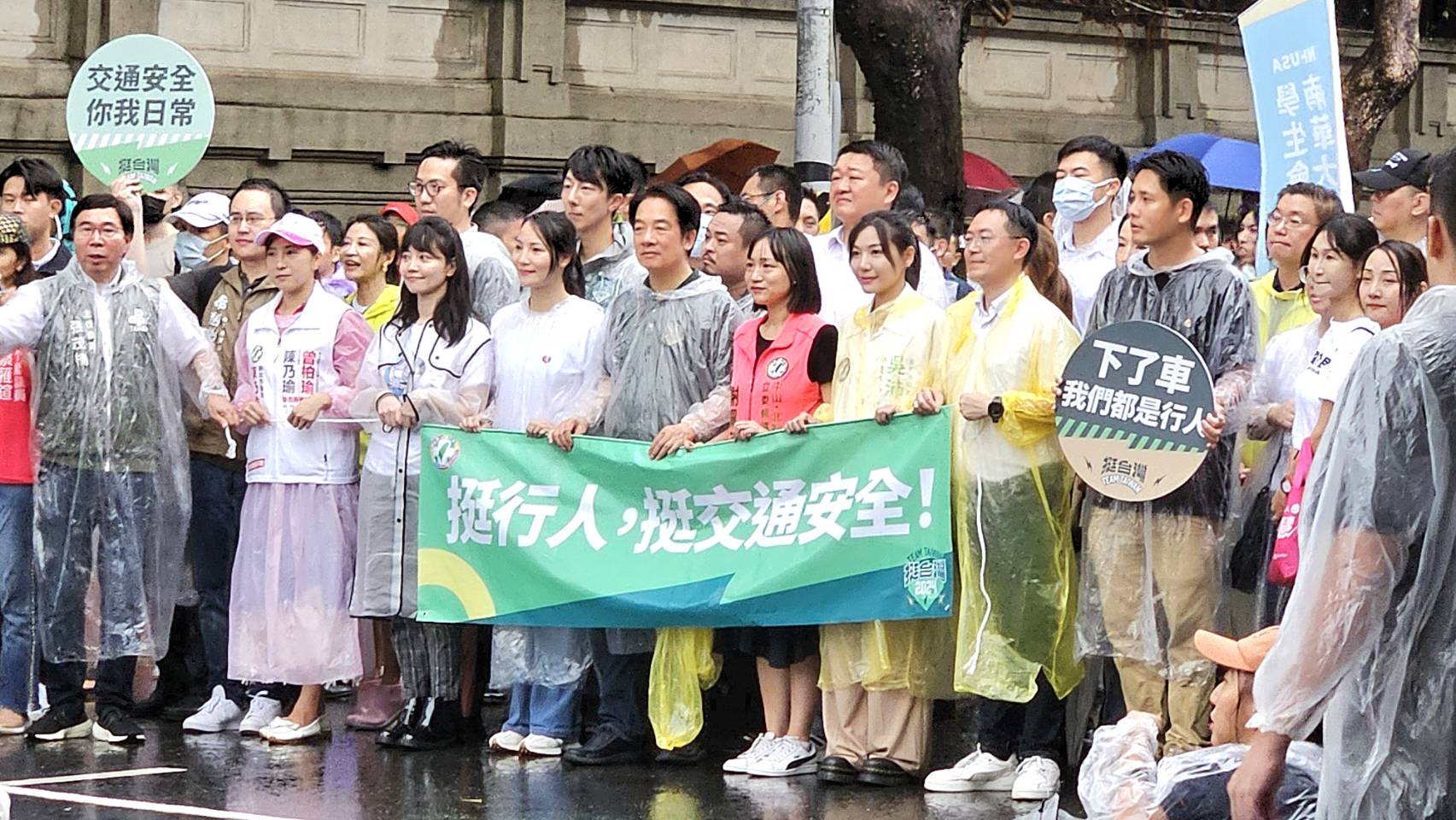 賴清德20日下午率黨公職人員參加「還路於民大遊行」。(劉品希 攝)