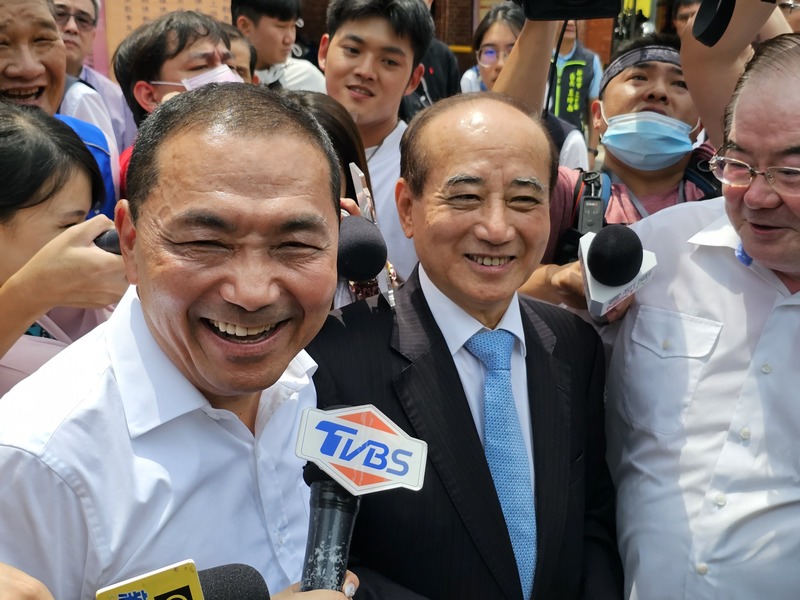 國民黨總統參選人侯友宜(前左)及前立法院長王金平(前右2)20日一同參加法會活動，兩人互動熱絡。前右為三重先嗇宮董事長李乾龍。 (圖：中央社)