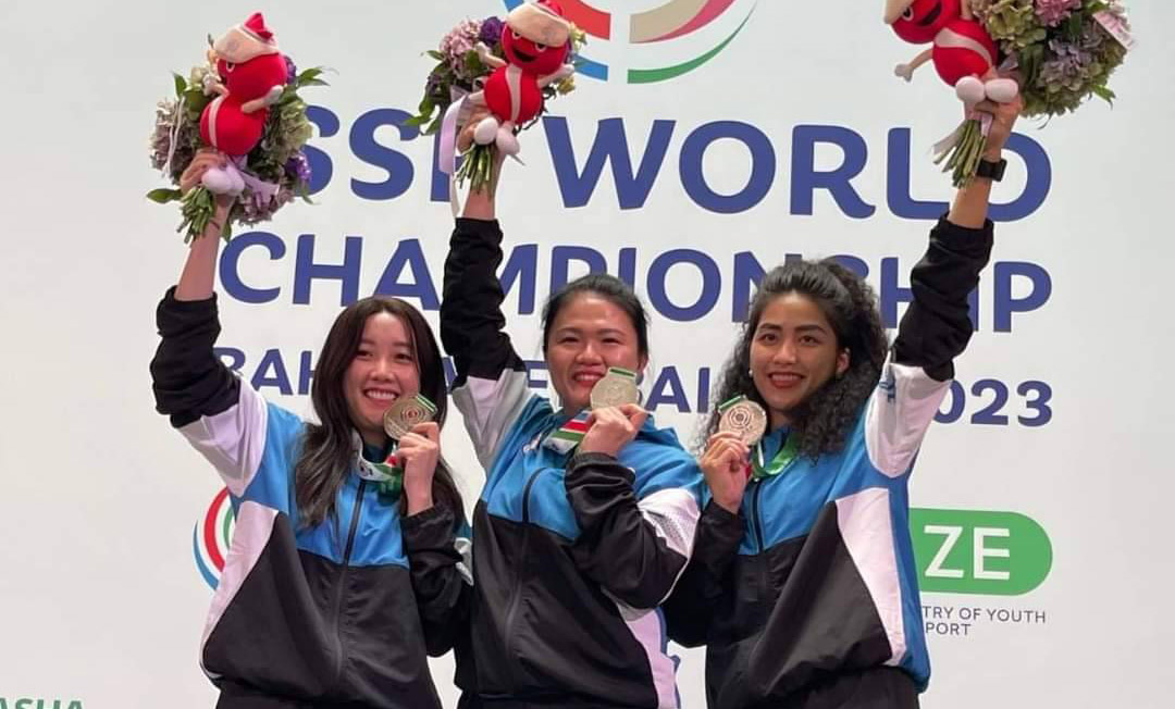 吳佳穎(左起)、田家榛、杜禕依姿摘下2023巴庫世錦賽女子25m運動手槍團體銀牌；田家榛個人更取得2024巴黎奧運門票。(中華民國射擊協會提供)