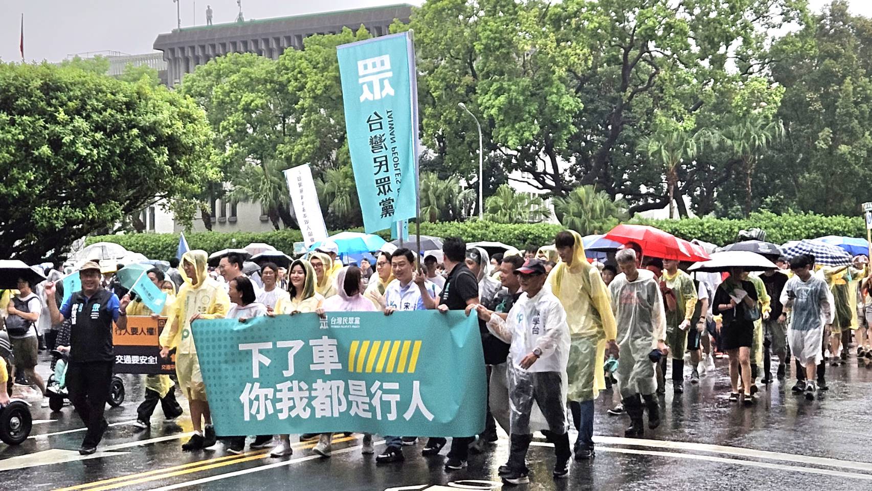 民眾黨參與「還路於民」大遊行。(劉品希 攝)
