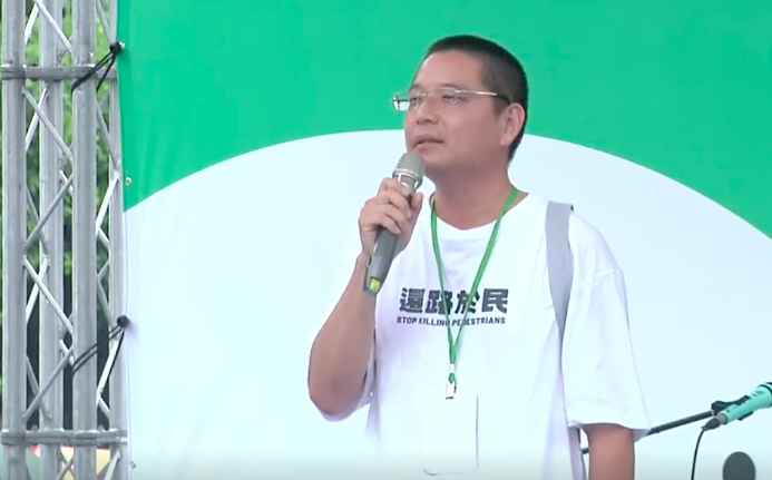 余爸爸現身「還路於民」大遊行，呼籲總統候選人正視行人道路安全，提出正確的做法。(江昭倫 攝)
