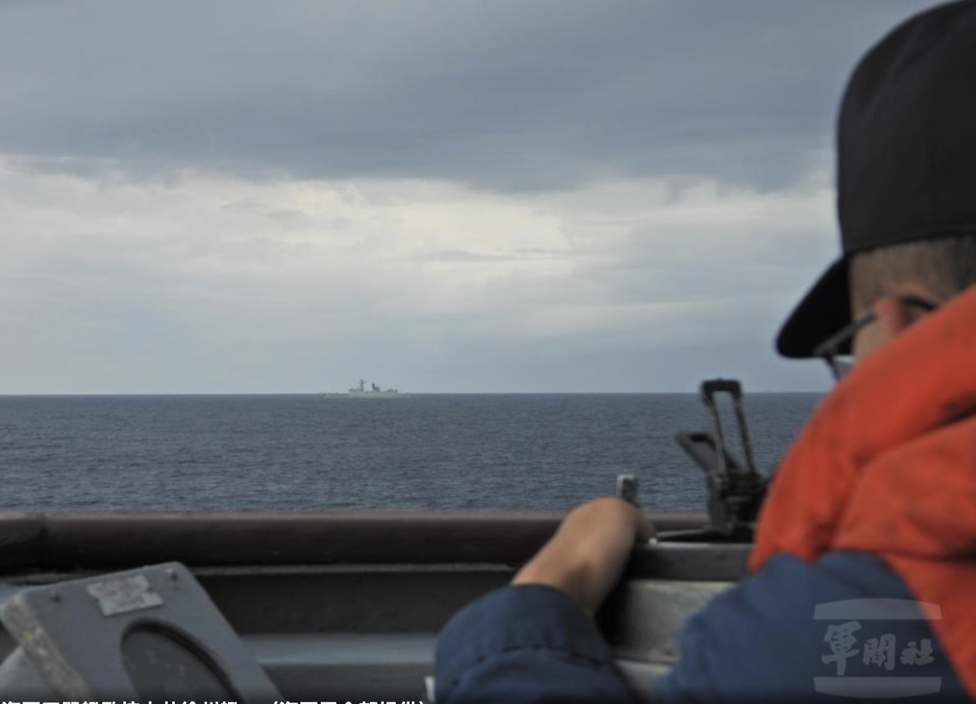 國防部公布海軍田單艦監控中共徐州艦的畫面。(軍聞社提供)