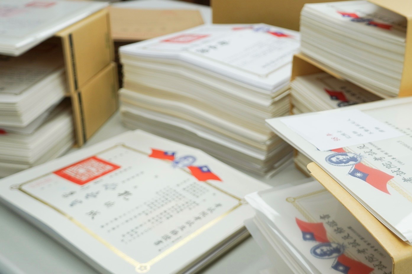 2018年以前國家考試及格尚未請領紙本證書超過1萬張。(考試院提供)