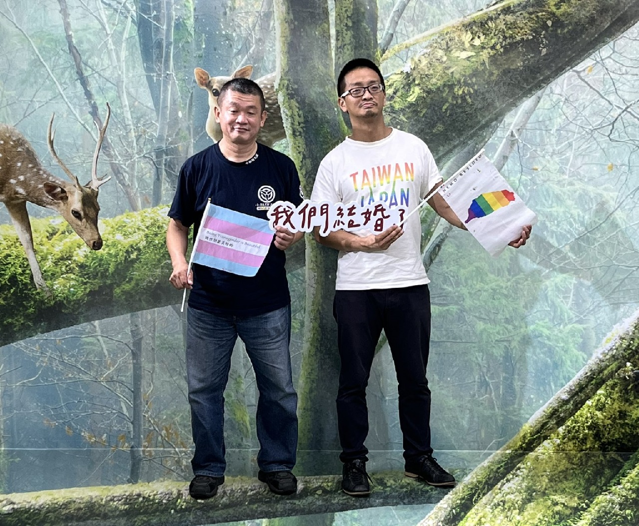 旅居日本的劉靈均(右)日前帶著日本議員伴侶柴口征寬(左)回台北市登記結婚。(圖：@arielcookieliu推特)