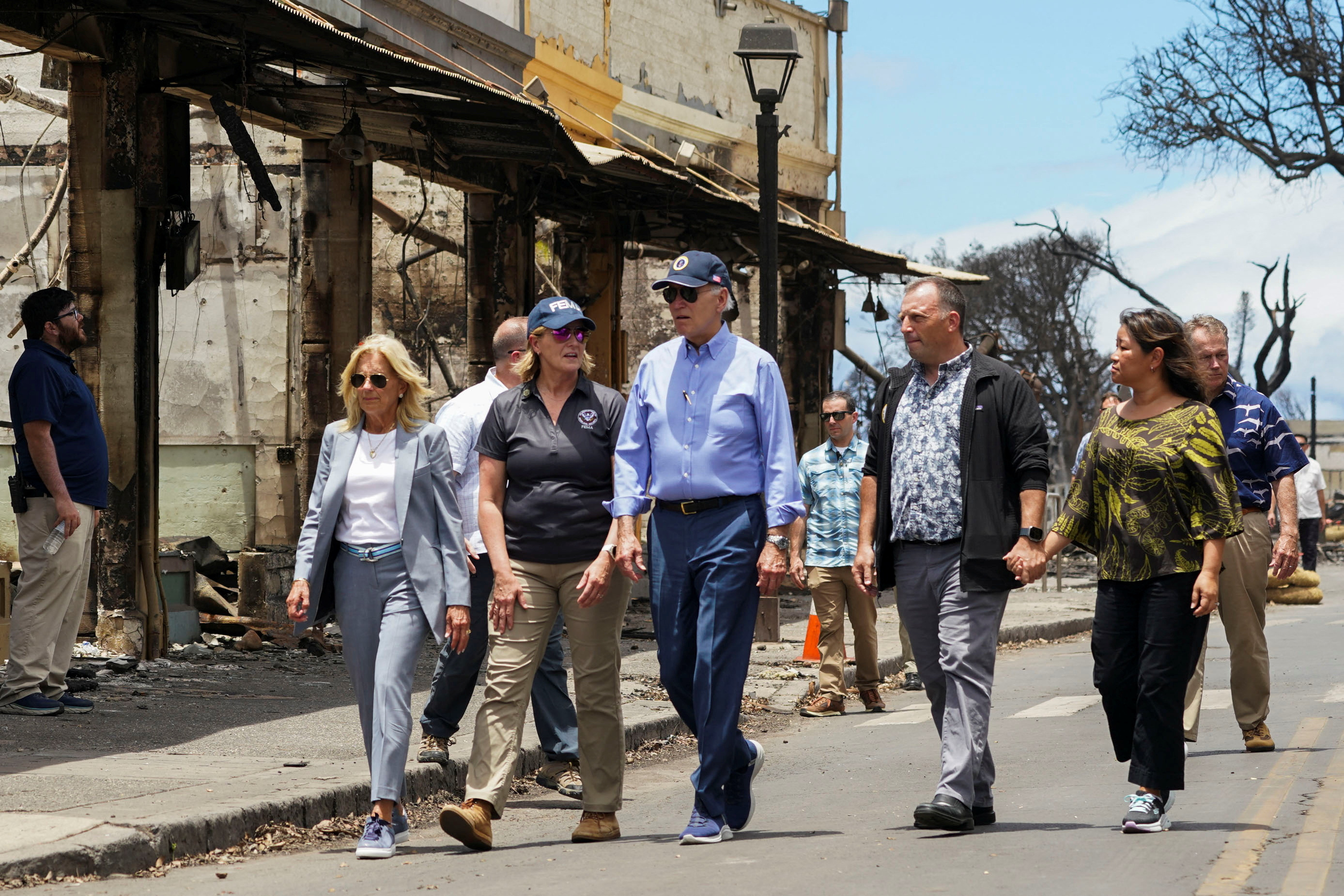 美國總統拜登(Joe Biden)21日抵達夏威夷，探視毛伊島最近爆發的野火災情。 (路透社/達志影像)