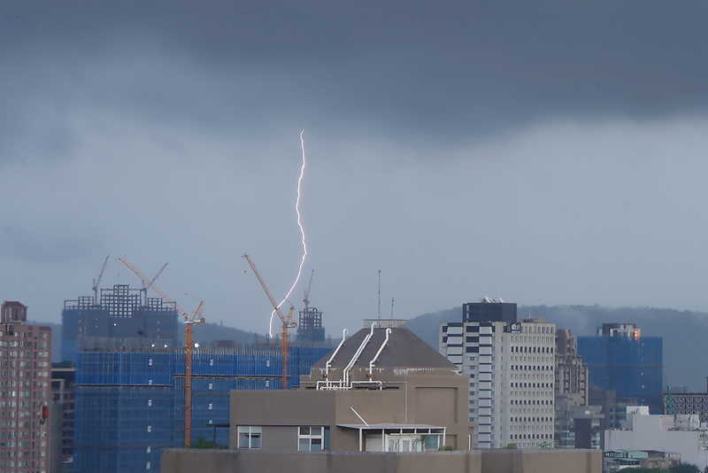中央氣象局今(22日)下午針對雙北發布大雷雨即時訊息，慎防劇烈降雨、雷擊，松山機場也受影響，2度暫停起降。 (圖：中央社)