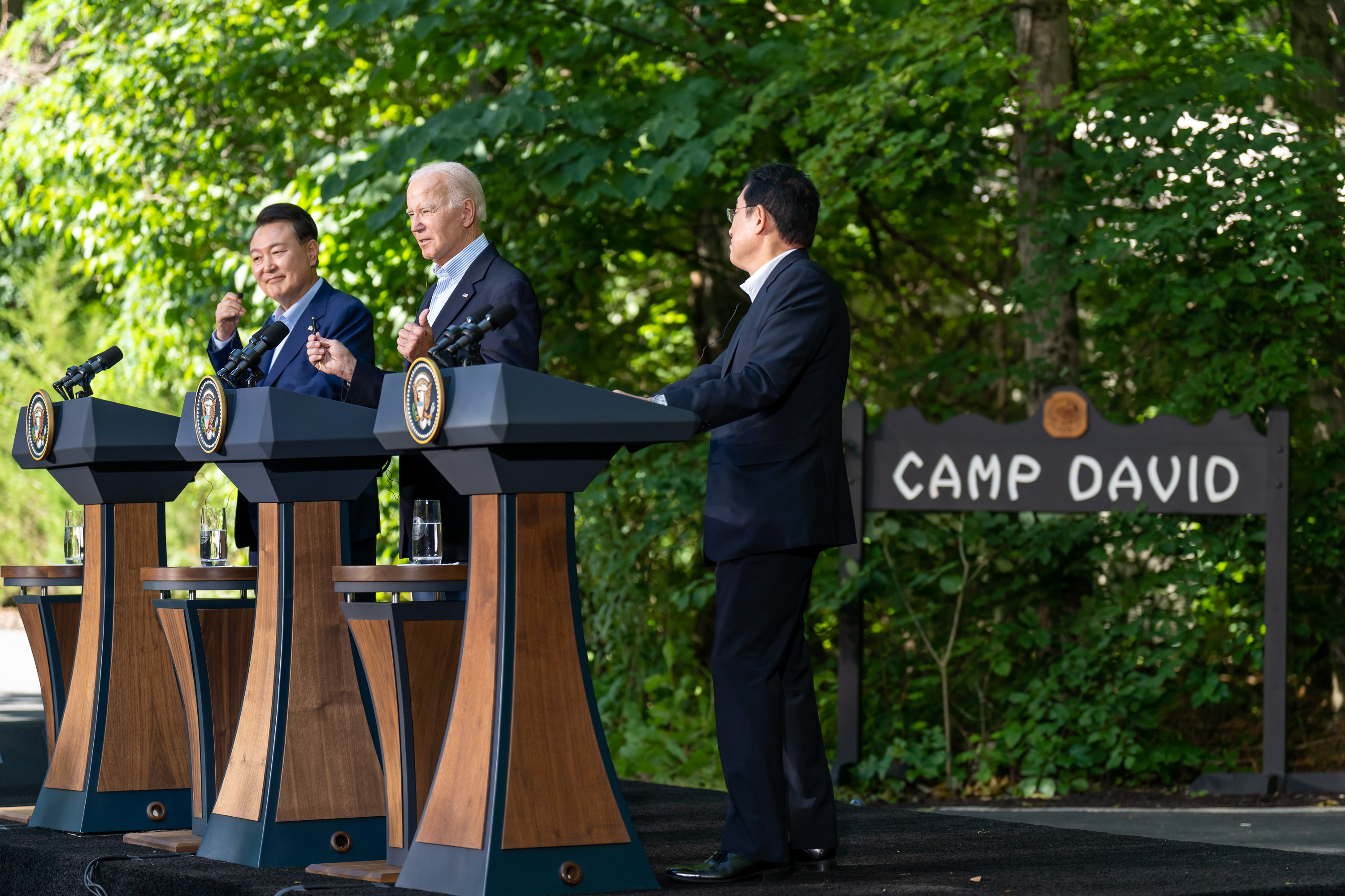 美國總統拜登(Joe Biden)、日本首相岸田文雄以及南韓總統尹錫悅18日在大衛營召開高峰會。(圖:@Potus)
