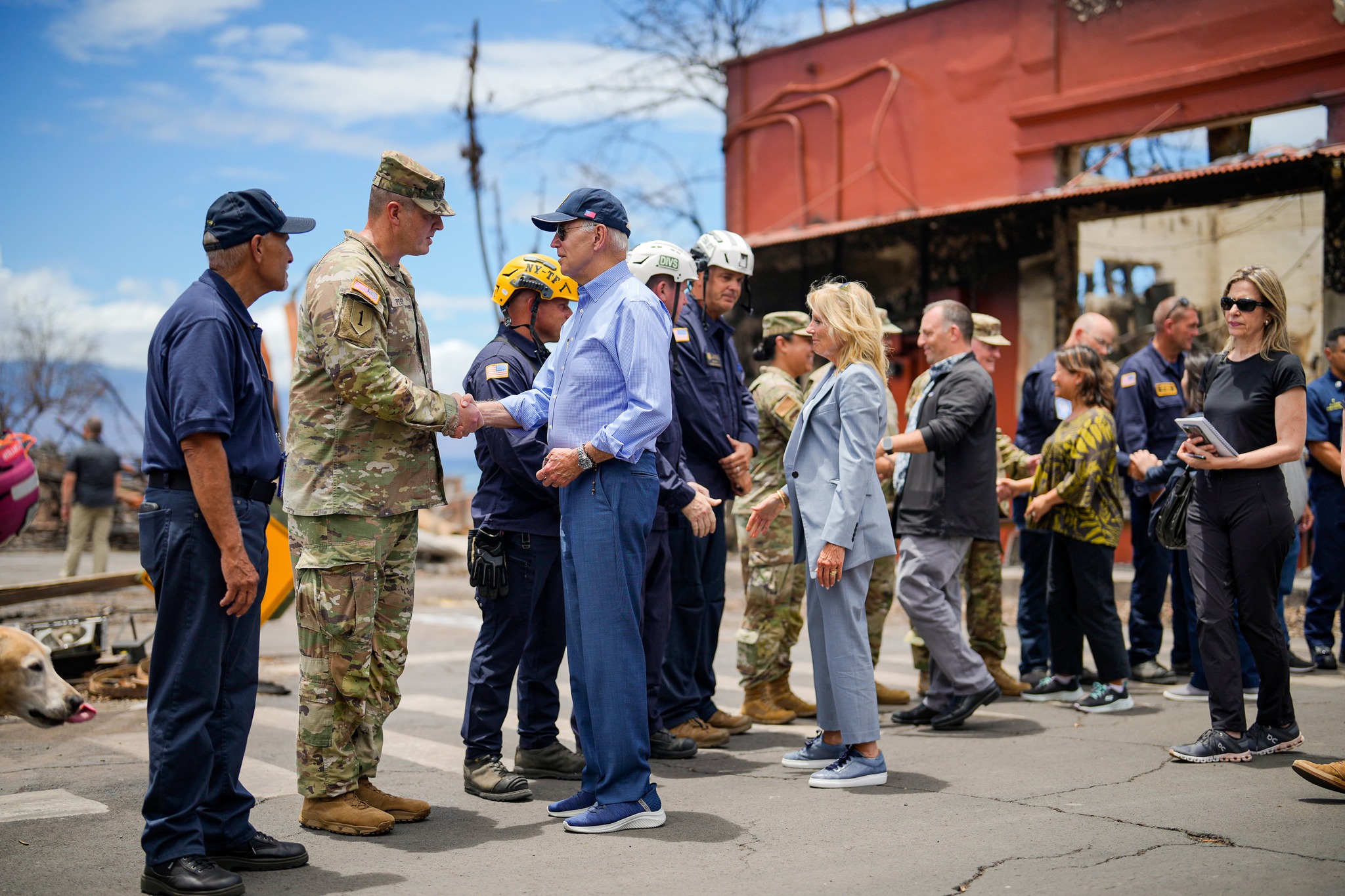 美國總統拜登(Joe Biden)21日前往夏威夷，視察毛伊島(Maui)野火造成的嚴重災情。(FB/@President Joe Biden)