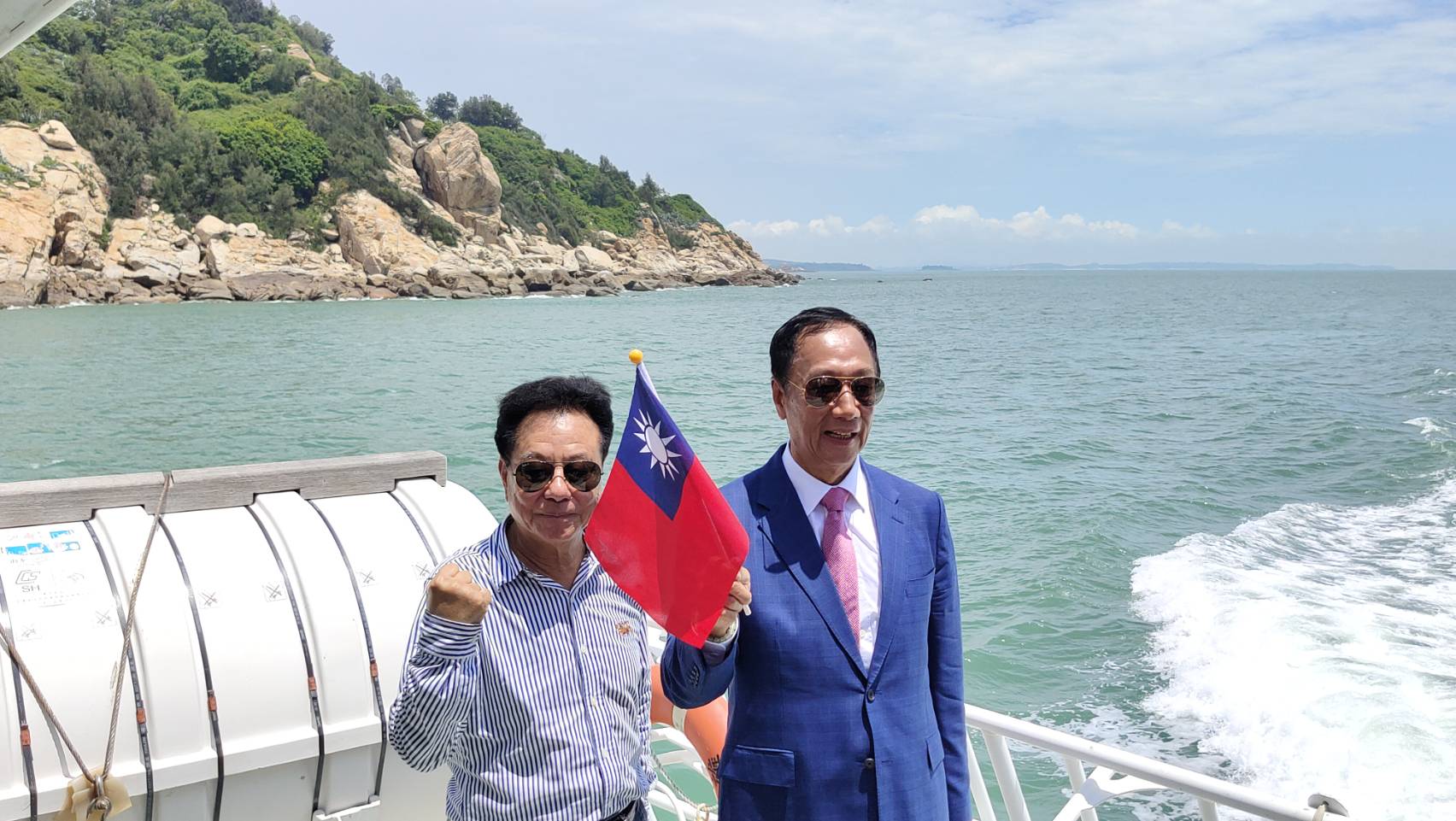 鴻海集團創辦人郭台銘在八二三砲戰65週年紀念當天，搭船繞行大膽島。(王韋婷攝)