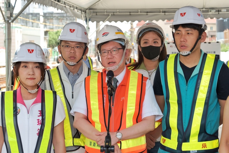 適逢823砲戰65週年，行政院副院長鄭文燦(前中)受訪表示，政府追求和平，要增加和平的力量，增加國防的力量，也增加和平的籌碼。(圖：中央社)