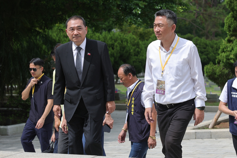 823戰役勝利65週年追思祭悼典禮23日在金門太武山公墓舉行，國民黨總統參選人侯友宜(前左)出席與會。 (圖：中央社)