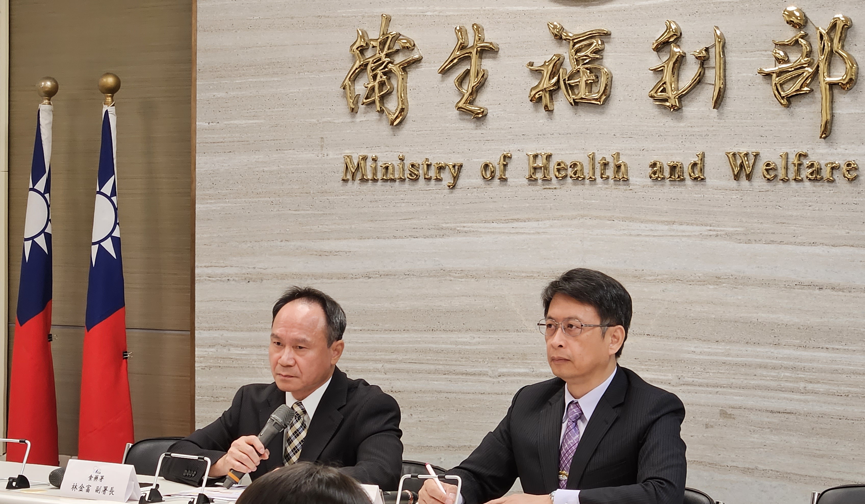 林金富(左)表示將持續監測日本水產品，若監測異常，便啟動應變措施。(劉品希 攝)