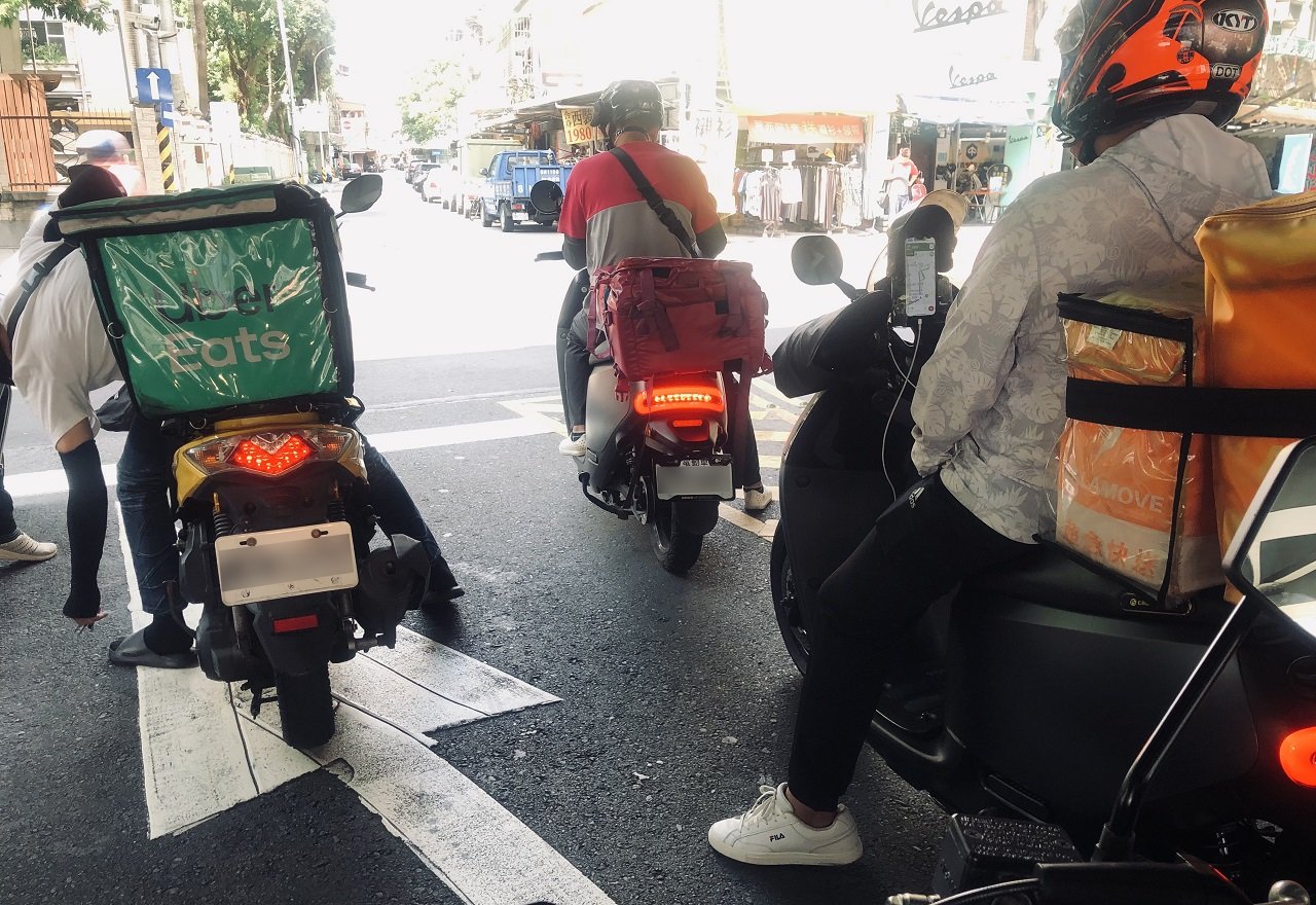 氣象局已發布蘇拉颱風陸上颱風警報，勞動部職安署29日呼籲雇主應加強工安措施，包括颱風期間應避免或停止勞工從事外送服務。(Rti)