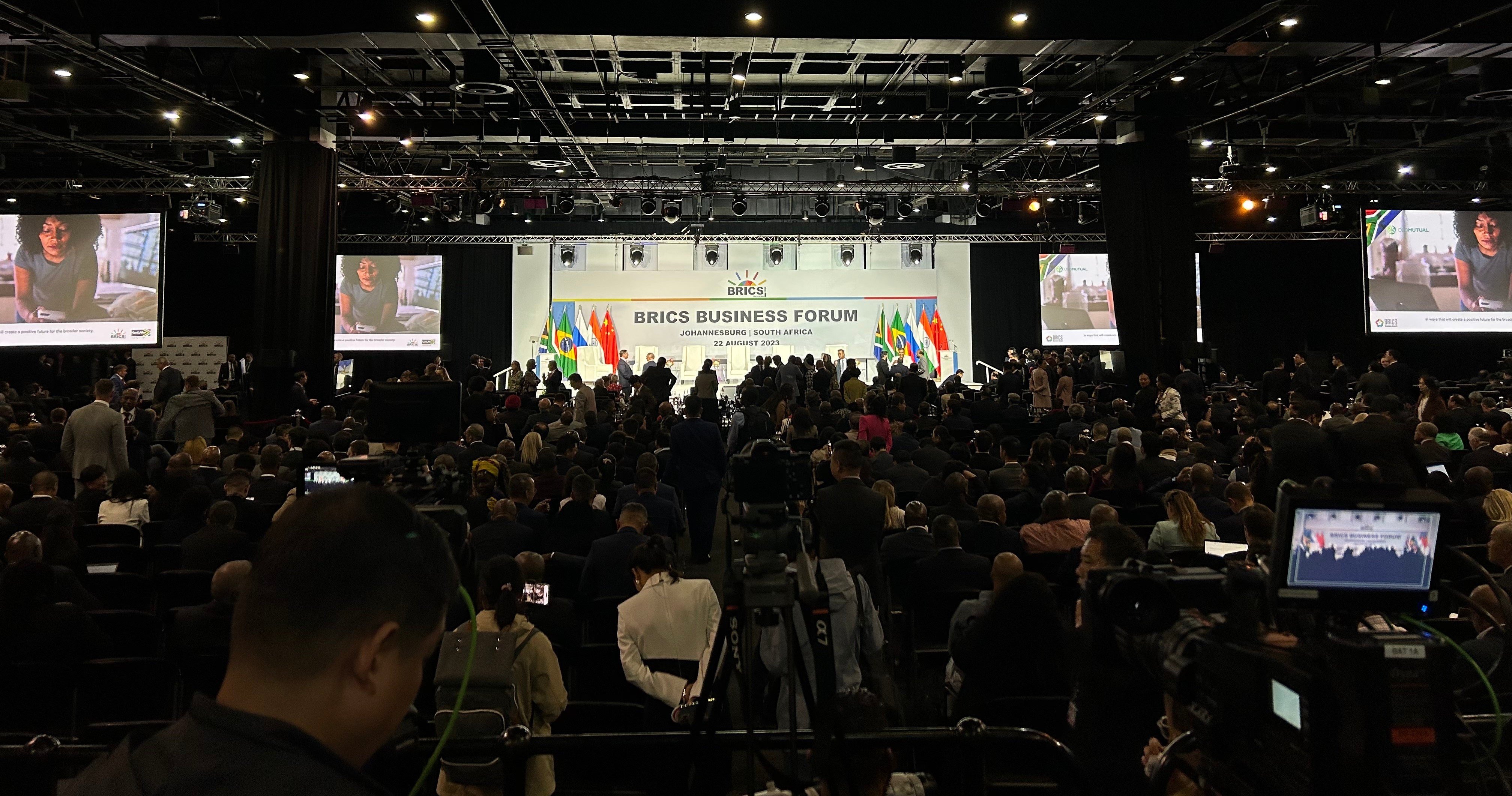金磚峰會22日進行重要的工商論壇，原本應由各國領袖出席，但習近平卻不見人影，而中國外交部發言人華春瑩在X(Twitter)上也僅發布一張遠照，完全看不到台上元首，引發議論。(Twitter/@SpokespersonCHN)
