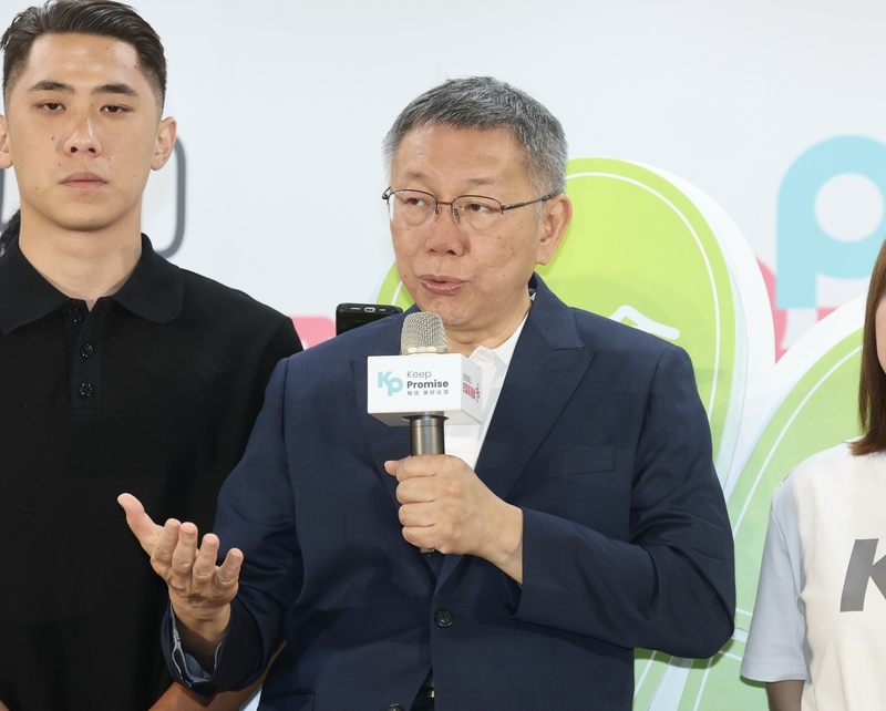 台灣民眾黨總統參選人柯文哲（右）24日被問及是否與國民黨總統參選人侯友宜採民調整合方式合作。柯文哲表示，台灣選民有智慧，最後總會想出解決辦法，「什麼事都有可能」，先從溝通開始。 (圖：中央社)