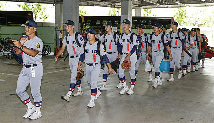 慶應高校23日奪得本屆夏季甲子園冠軍，他們「享受棒球」的理念為日本高校棒球颳起新風潮。(圖：@Keio_univ_PR推特)