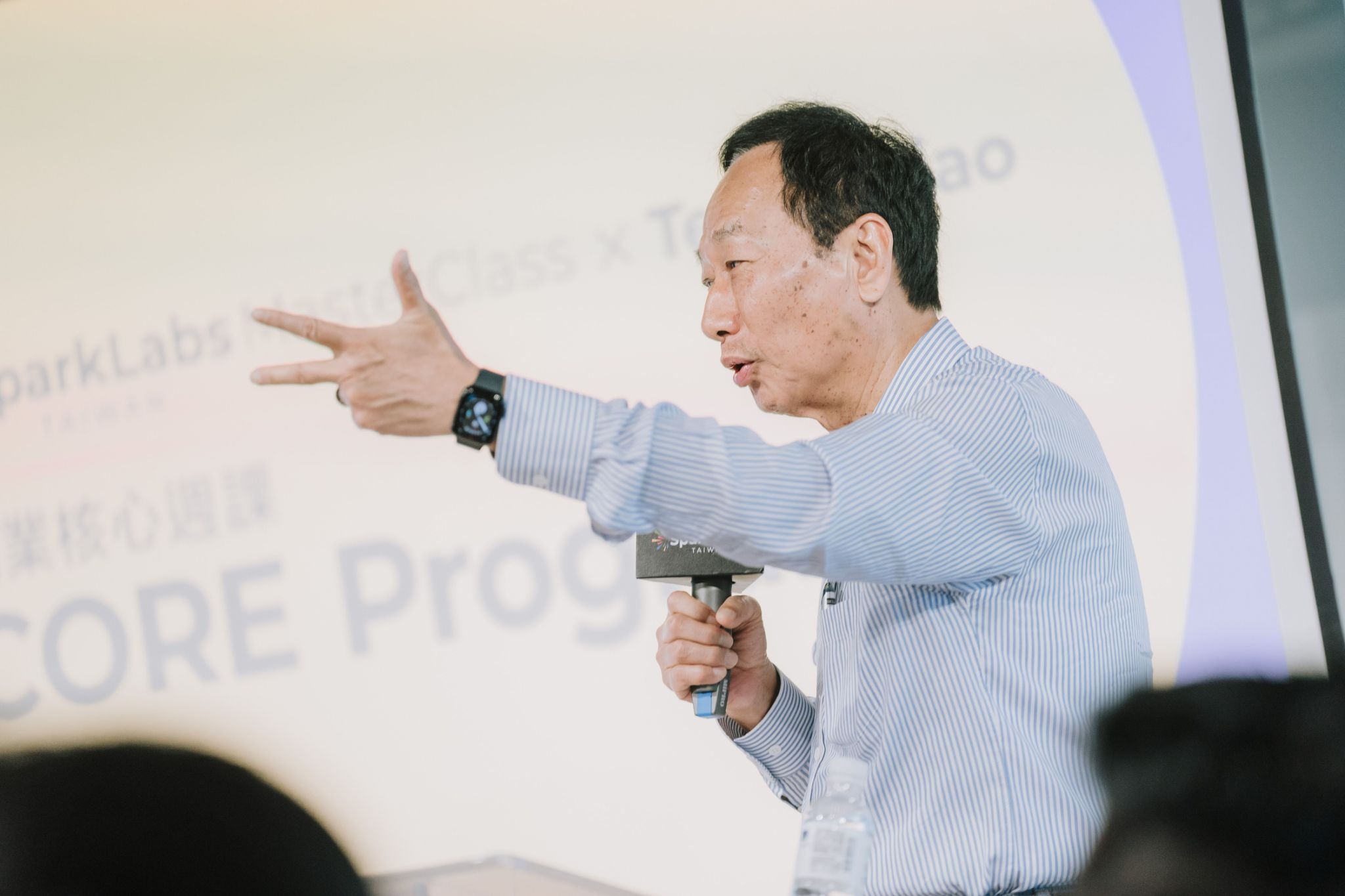 郭台銘24日在廟口開講火力全開，脫口說出，「我出來選，你們都要挺」。(資料照/郭台銘臉書)