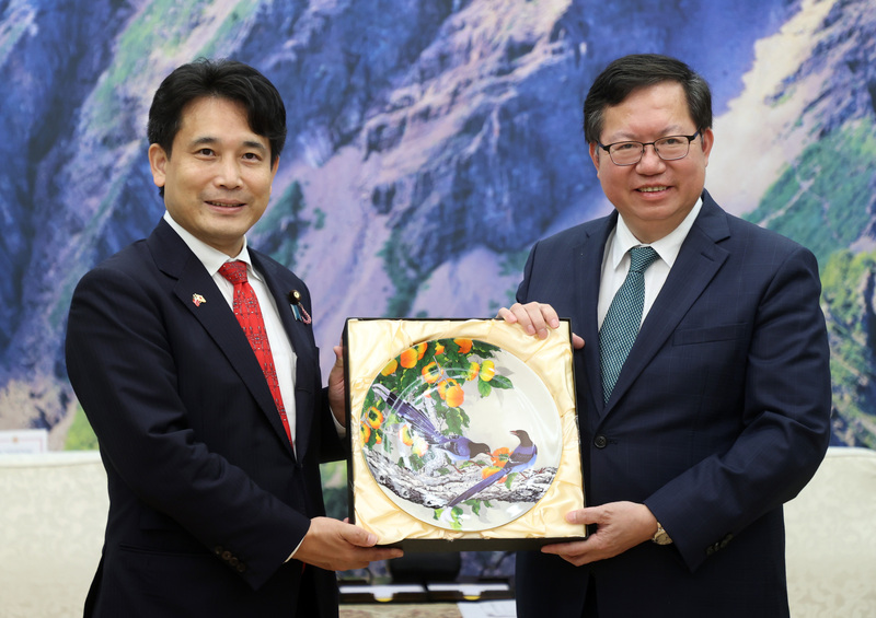 行政院副院長鄭文燦（右）25日上午在行政院玉山廳接見日本自由民主黨參議員滝波宏文（左），歡迎滝波宏文訪台，並致贈紀念品。 (圖：中央社)