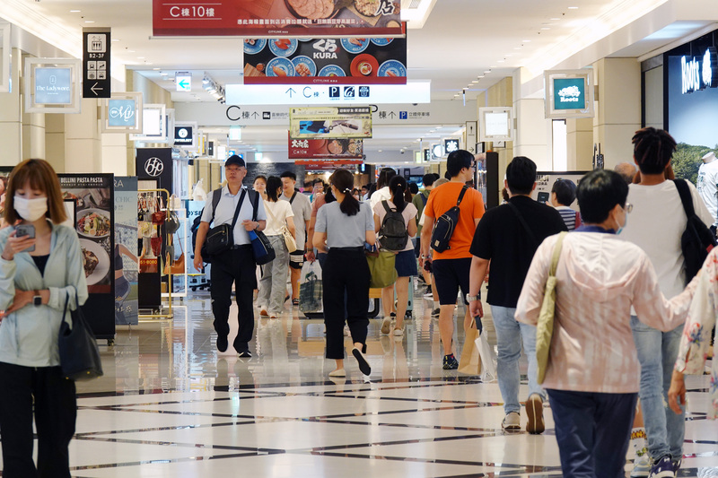 台經院25日公布7月製造業、服務業與營建業營業氣候測驗點同步走揚，直指「最壞情況已經過去」，但要恢復較強的成長力道，恐怕等到2024年第1、2季。圖為台北市南港區百貨公司逛街人潮。(圖：中央社)