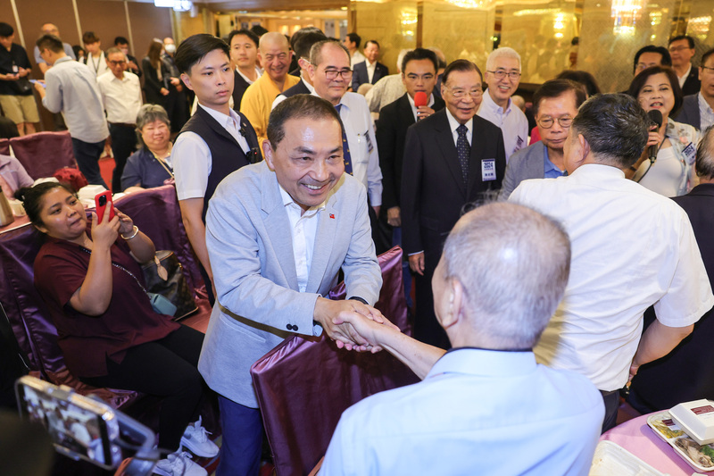 國民黨總統參選人侯友宜今日被問及有無可能以副手之姿和柯文哲搭檔參選，他表示不管民調高低，他都堅定自己的信心。圖為侯友宜25日出席後援會活動，向與會國代及來賓握手致意，懇託支持。 (圖：中央社)