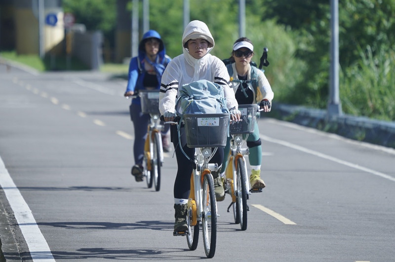 今天(27日)仍為各地晴到多雲、有午後雷陣雨的夏季天氣型態。圖為台北市北投區自行車道上，不少民眾穿起防曬外套、頂著豔陽騎乘單車。 (圖：中央社)