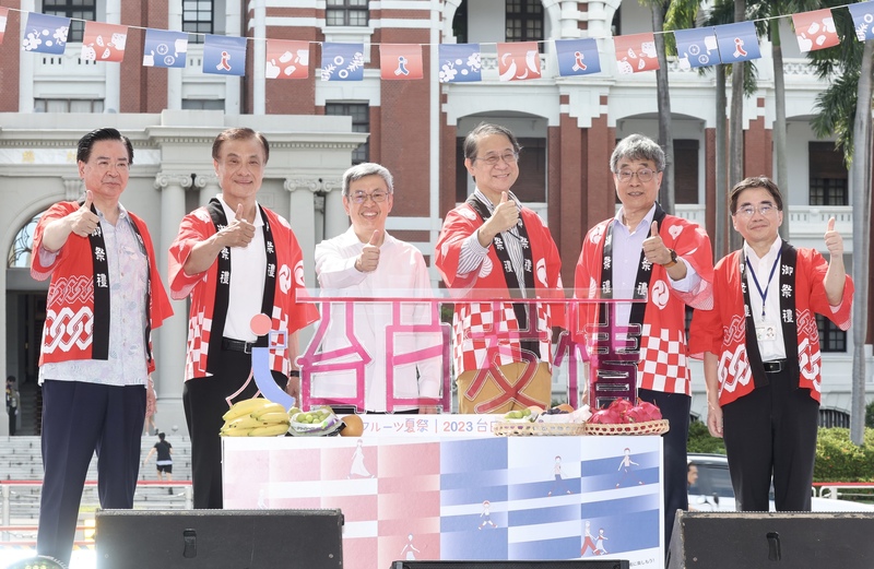「2023台日水果夏祭」26日起在凱達格蘭大道舉行，行政院長陳建仁（左3）、外交部長吳釗燮（左）、台灣日本關係協會會長蘇嘉全（左2）、日本台灣交流協會台北事務所代表泉裕泰（右3）、農業部次長陳駿季（右2）、農糧署主秘陳啓榮（右）親臨開幕典禮。(圖：中央社)