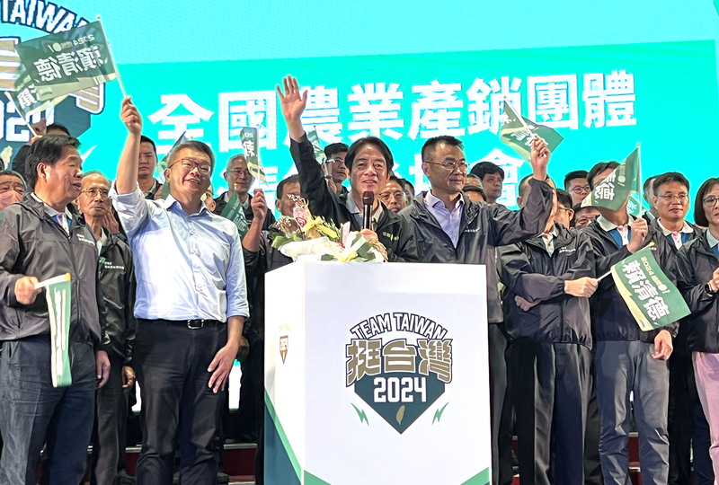 「全國農業產銷團體賴清德後援會」成立大會26日在台中舉行，民進黨總統參選人賴清德（前左3）與立法院副院長蔡其昌（前左2）、農業部長陳吉仲（前左4）等人出席。(圖：中央社)