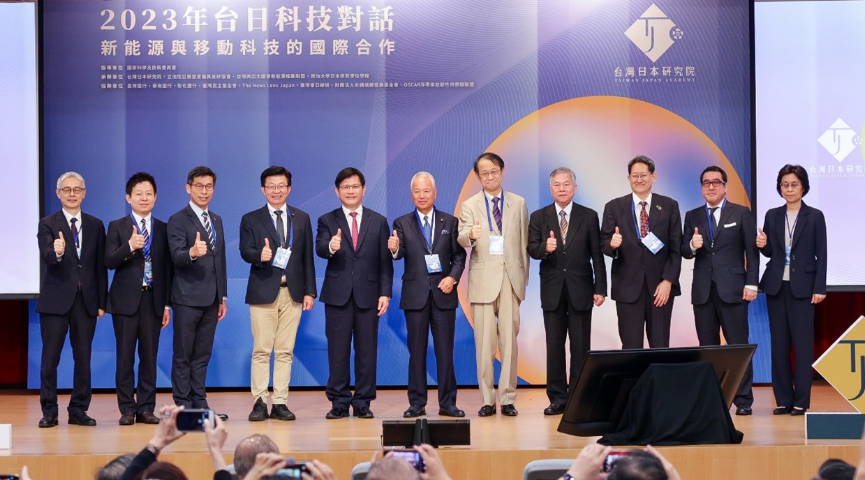 日本自民黨前幹事長、現任眾議員甘利明(中)，總統府秘書長林佳龍(左五)，立委郭國文(左四)、鍾佳濱(左三)，台灣金控董事長沈榮津(右四)、日本交流協會泉裕泰代表(右五)，以及台日研究院理事長李世暉(左二)。圖:台日研究院提供