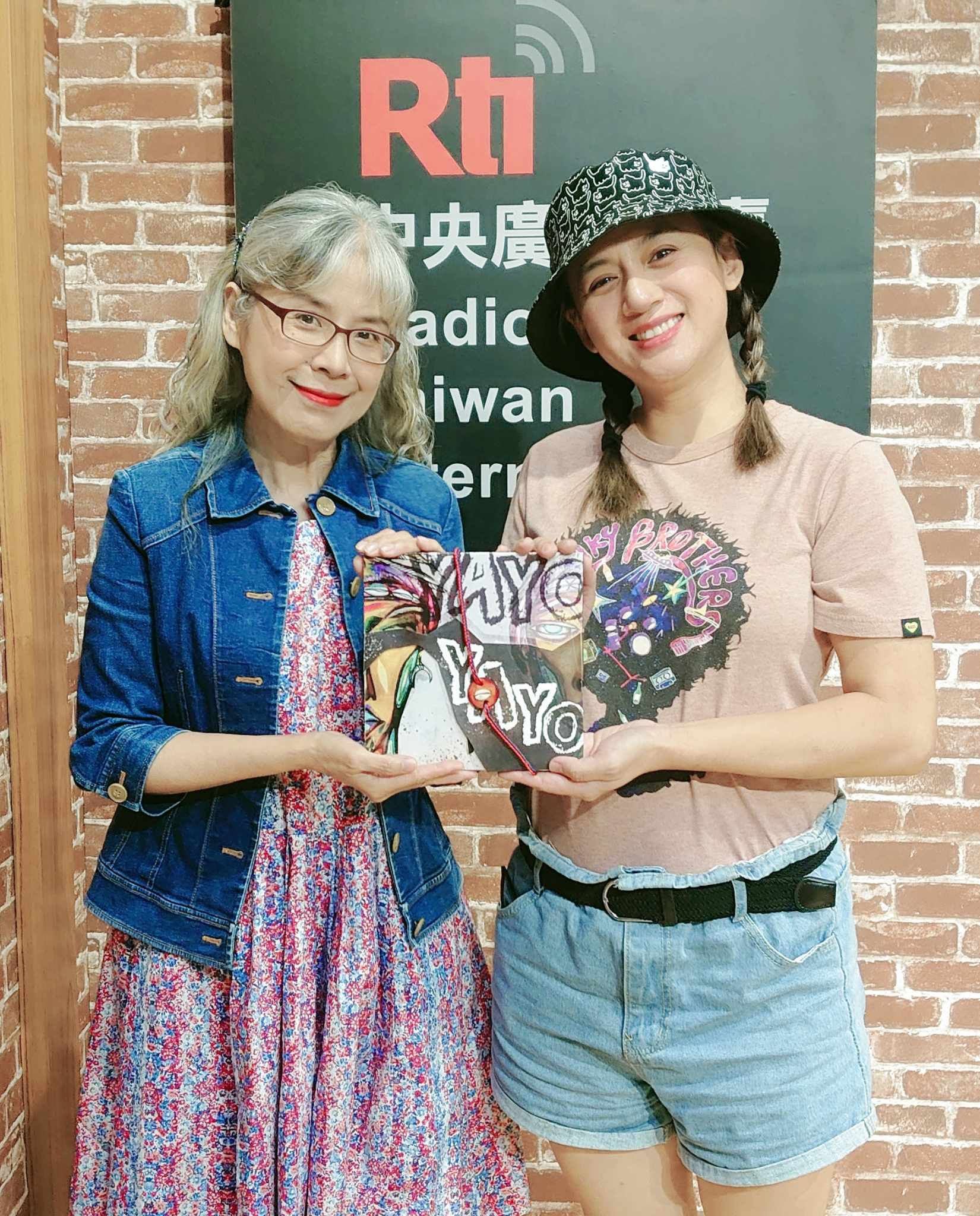 Voice to the World主持人黃介文專訪歌手、主持人及演員高蕾雅,她曾入圍金馬獎、金曲獎和金鐘獎。當人們都關注她的三金, 高蕾雅卻一直期待為鄒族做點甚麼。