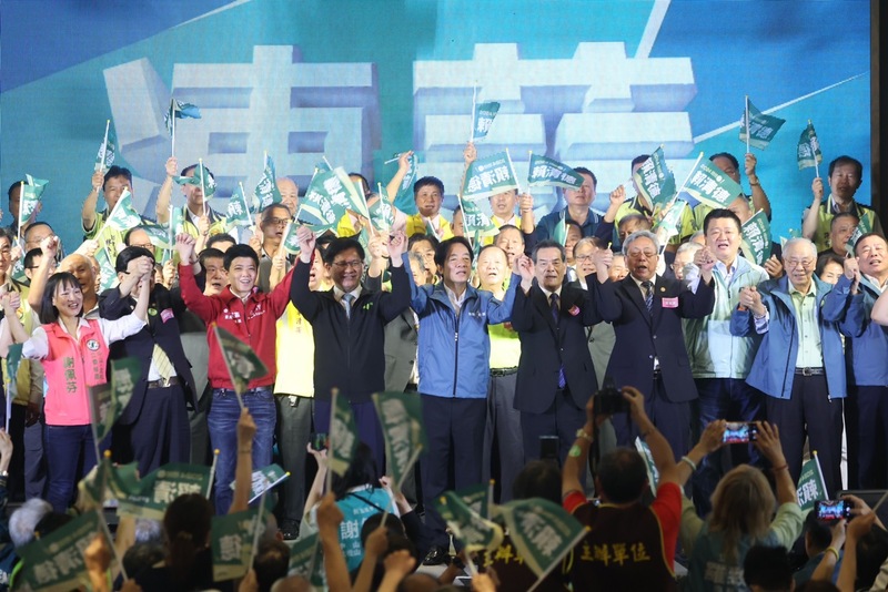 全國雲林旅外鄉親賴清德後援會成立大會27日上午在新北市新莊區舉行，民進黨總統參選人賴清德（前排中）、總統府秘書長林佳龍（前排左4）等人出席，眾人牽手高喊「凍蒜」口號。(圖：中央社)