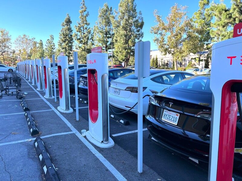 電動車大廠特斯拉（Tesla）在全美設有約2000處「超級充電站」（Supercharger stations），圖為洛杉磯一處超級充電站停滿特斯拉電動車。(圖：中央社)