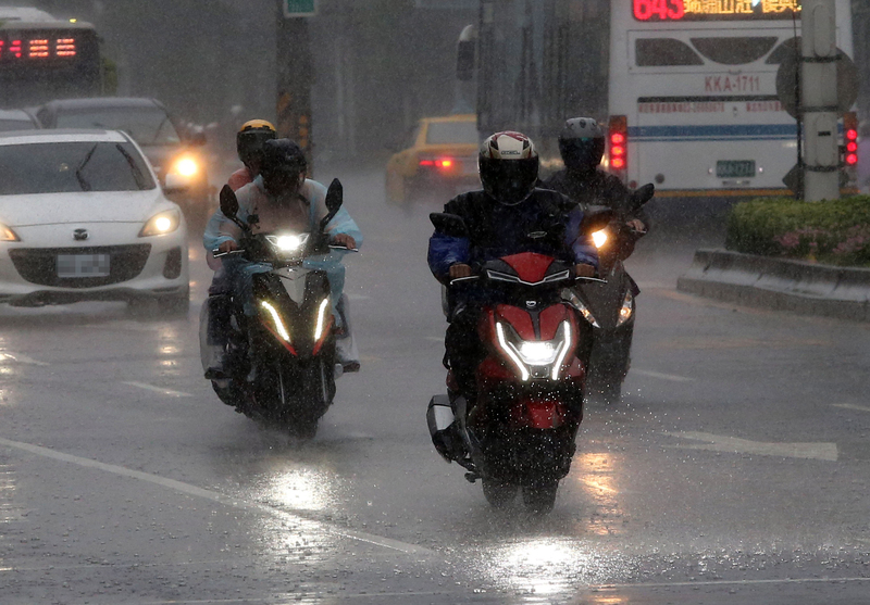 中央氣象署20日晚間發布台北市、新北市及基隆市大雨特報。(圖：中央社)