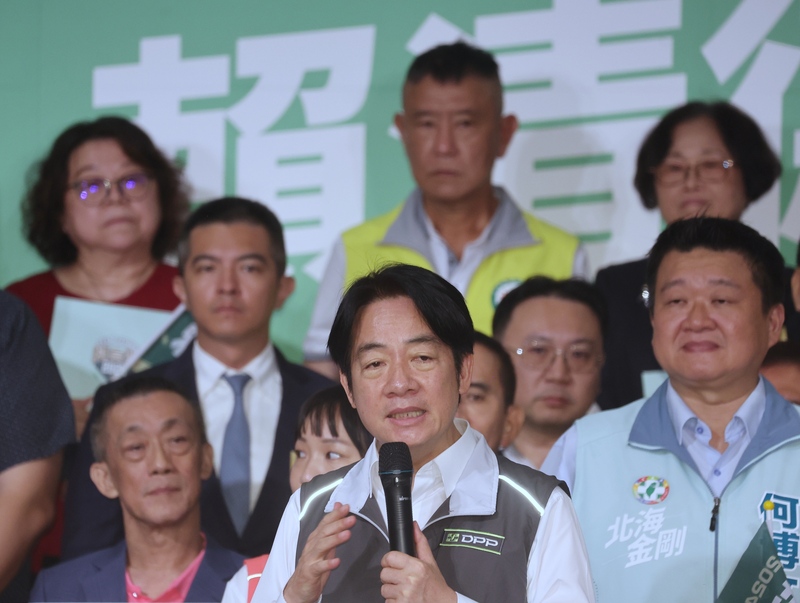 民進黨總統參選人賴清德（前中）27日下午在新北市新莊區出席「全國不動產產業賴清德後援會」成立大會，會中提出社會住宅等政見願景。 (圖：中央社)