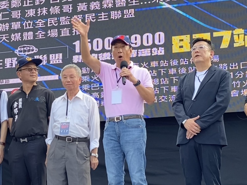 鴻海創辦人郭台銘（右2）27日到新竹參與非綠團體串連舉辦活動，與新竹市議長許修睿（右）、副議長余邦彥（左）、前衛生署長楊志良（左2）同台。 (圖：中央社)