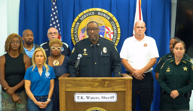 美國佛州傑克森維爾市(Jacksonville)警長華特斯(TK Waters)說明白人槍手掃射案情。(FB@Jacksonville Sheriff's Office)