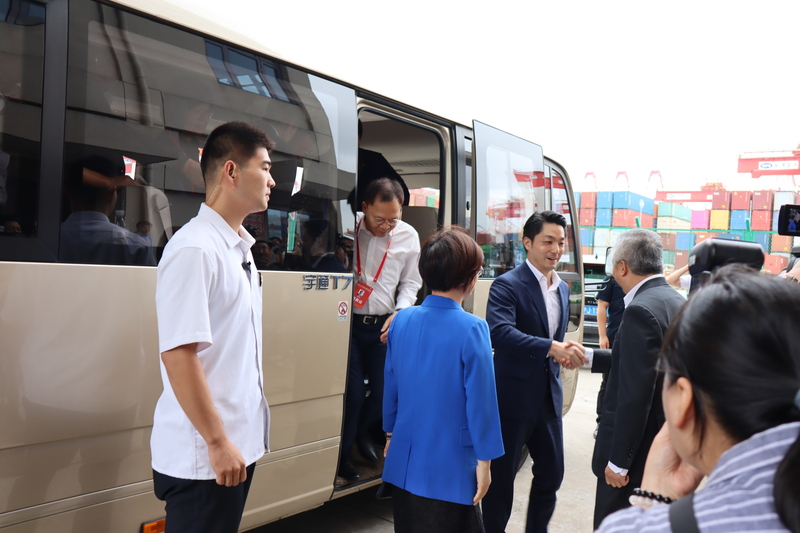 台北市長蔣萬安（左4）29日率團飛抵上海參加雙城論壇。首個參訪行程是洋山深水港，下車後由上港集團董事長顧金山（左5）接待。蔣萬安父親蔣孝嚴2008年曾在此見證兩岸海運直航。 (圖：中央社)