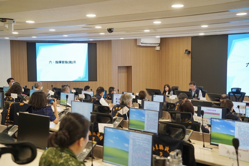 颱風蘇拉陸上警報發布，屏東及恆春半島列為首波警戒範圍，縣府應變中心在29日下午5時30分提升為一級開設，要求縣府團隊監控颱風動態，也提醒適逢大潮，須留意沿海地區積淹水狀況，做好防颱準備。（屏東縣政府提供）中央社記者李卉婷傳真  112年8月29日 (圖：中央社)