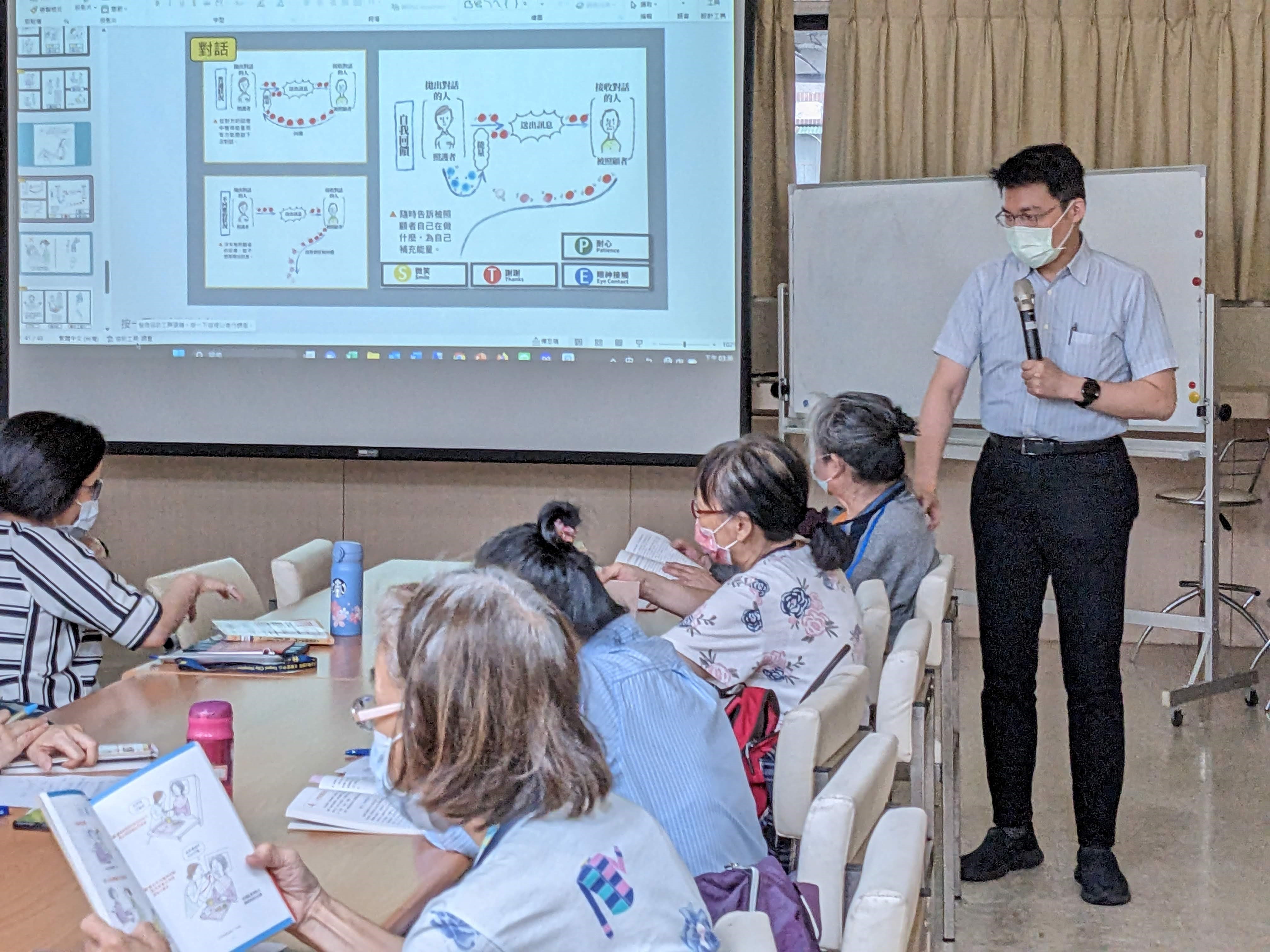 北市圖與北市聯醫合作辦理讀書會，由神經內科主任劉建良導讀失智症照護相關書籍。(北市圖提供)