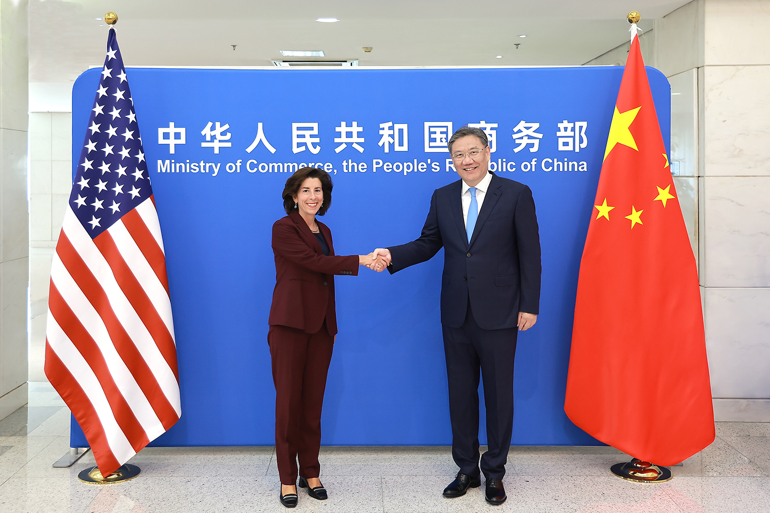 美國商務部長雷蒙多(Gina Raimondo)28日會見中國商務部長王文濤。 (圖:中國商務部)