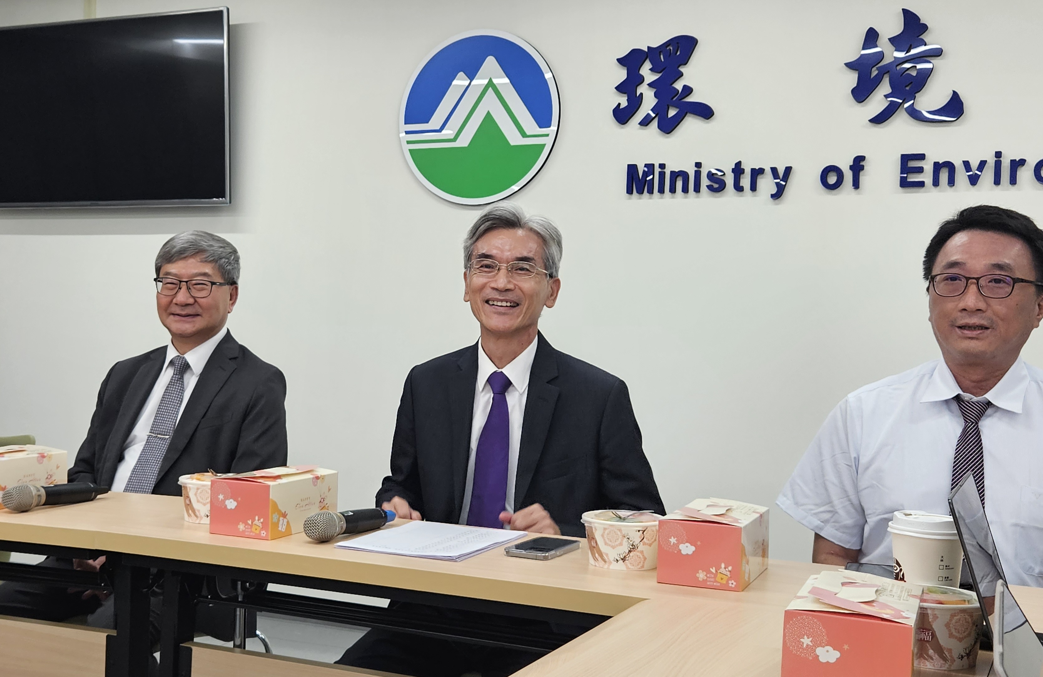 環境部長薛富盛(中)29日與媒體茶敘。(劉品希 攝)