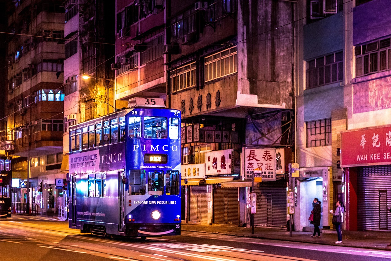 港府為配合中國國家規劃，鼓勵港人在大灣區工作生活，讓曾經有「不夜城」之稱的香港入夜後變得蕭條冷清。(圖：Pixabay)