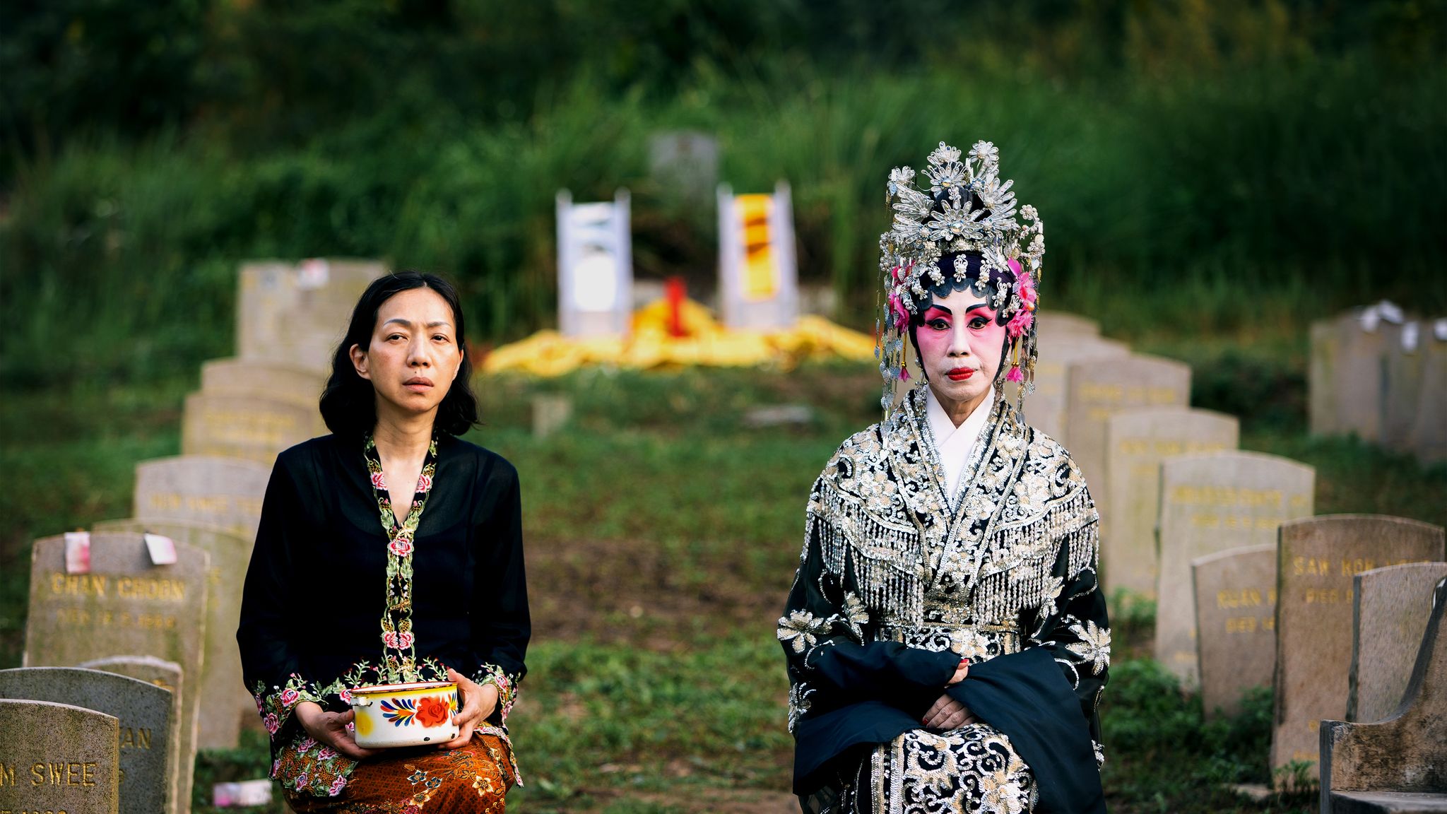 金馬獎最佳新導演張吉安新作《五月雪》榮膺2023金馬影展開幕片，邀來馬來西亞演技派女星蔡寶珠(右)與金鐘、金曲得主萬芳(左)主演。(金馬執委會提供)