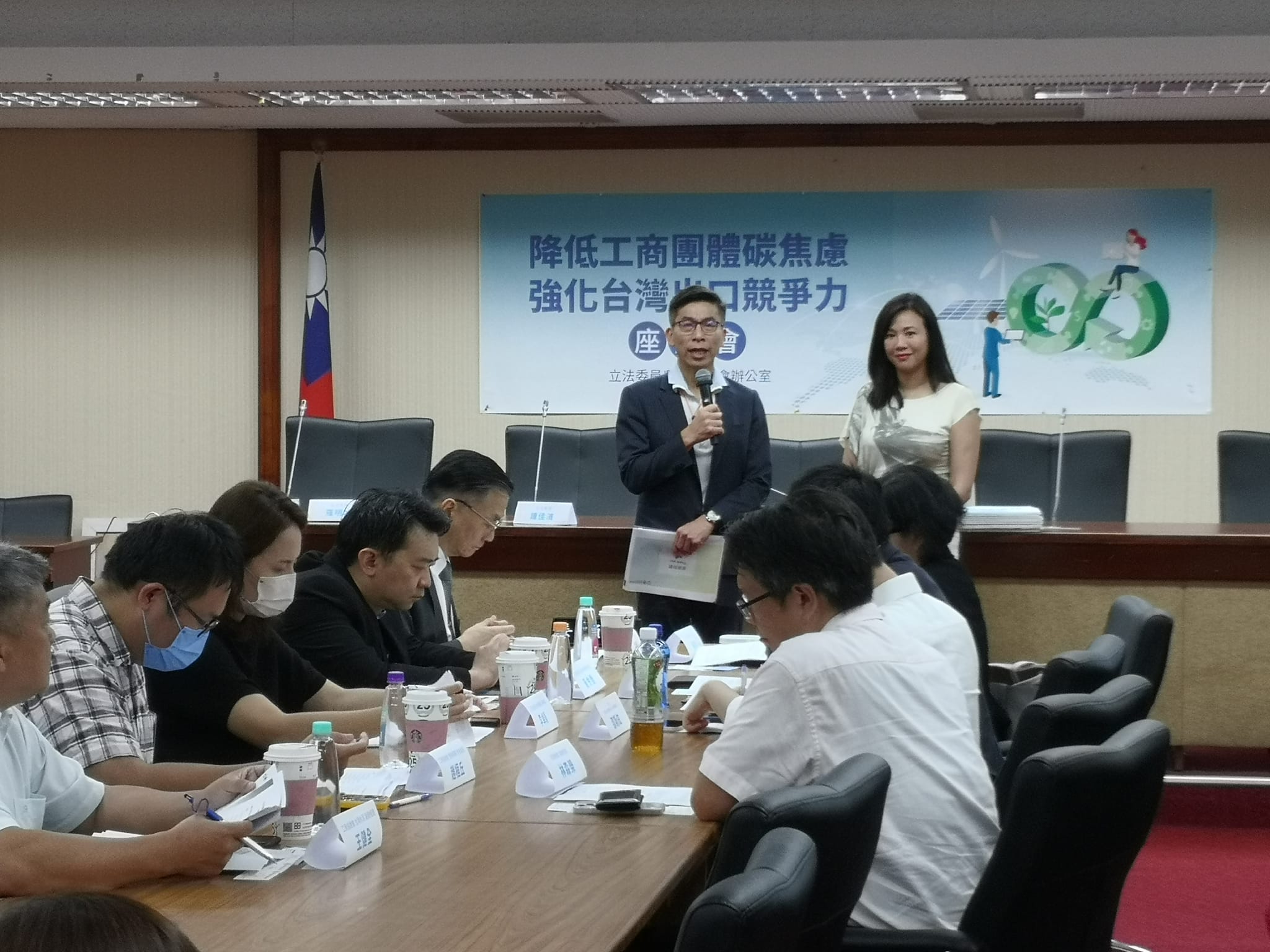隨著歐盟CBAM即將在今年10月試行，民眾黨立委吳欣盈、民進黨立委鍾佳濱共同舉辦「降低工商團體碳焦慮，強化台灣出口競爭力」座談會，邀請民間與政府部門共商解方。(劉玉秋 攝)