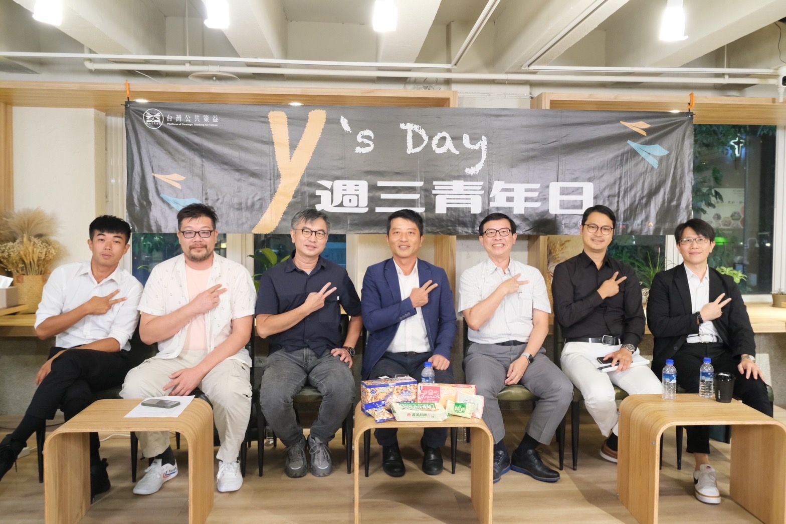 台灣公共策益等團體共同舉辦的Y’s Day「週三青年日」30日以「和諧社會還是風險社會？經驗者眼中的中國現在進行式 」為題與青年舉行座談。（台灣智庫提供）