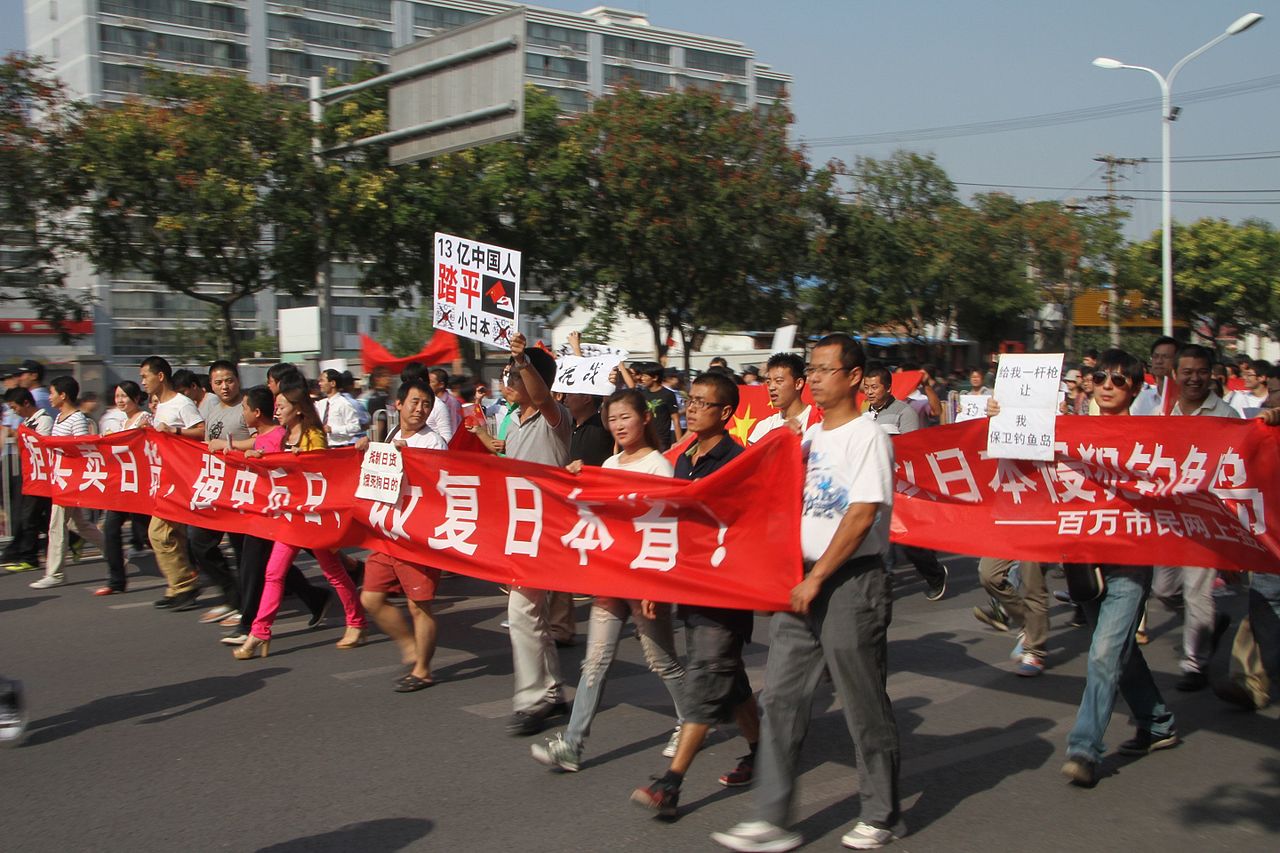 圖為2012年9月18日，中國民眾在日本駐北京大使館前遊行抗議。(圖：取自維基百科)
