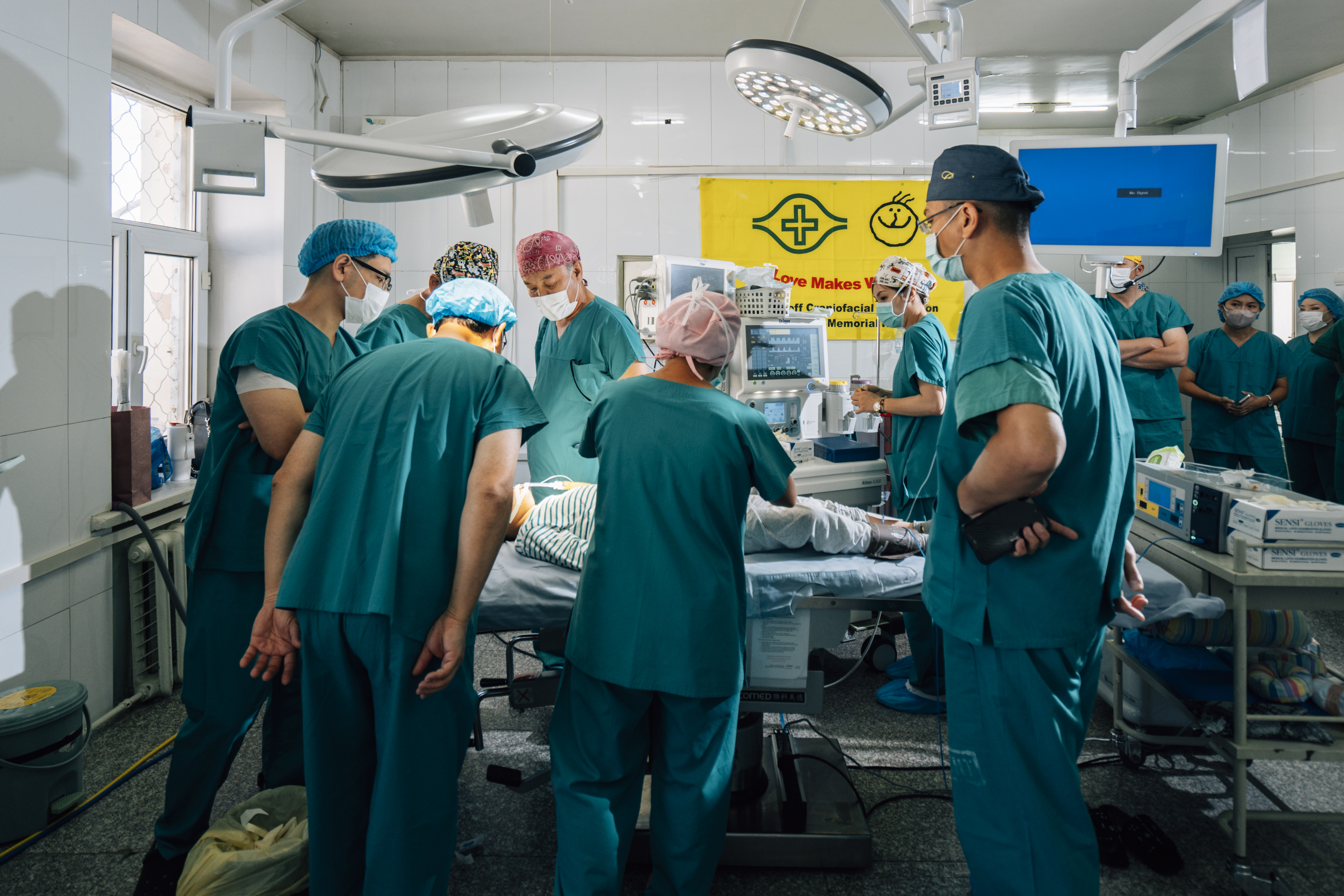 「用愛彌補義診團」兩國醫療團隊討論患者手術情況。(羅慧夫基金會提供)