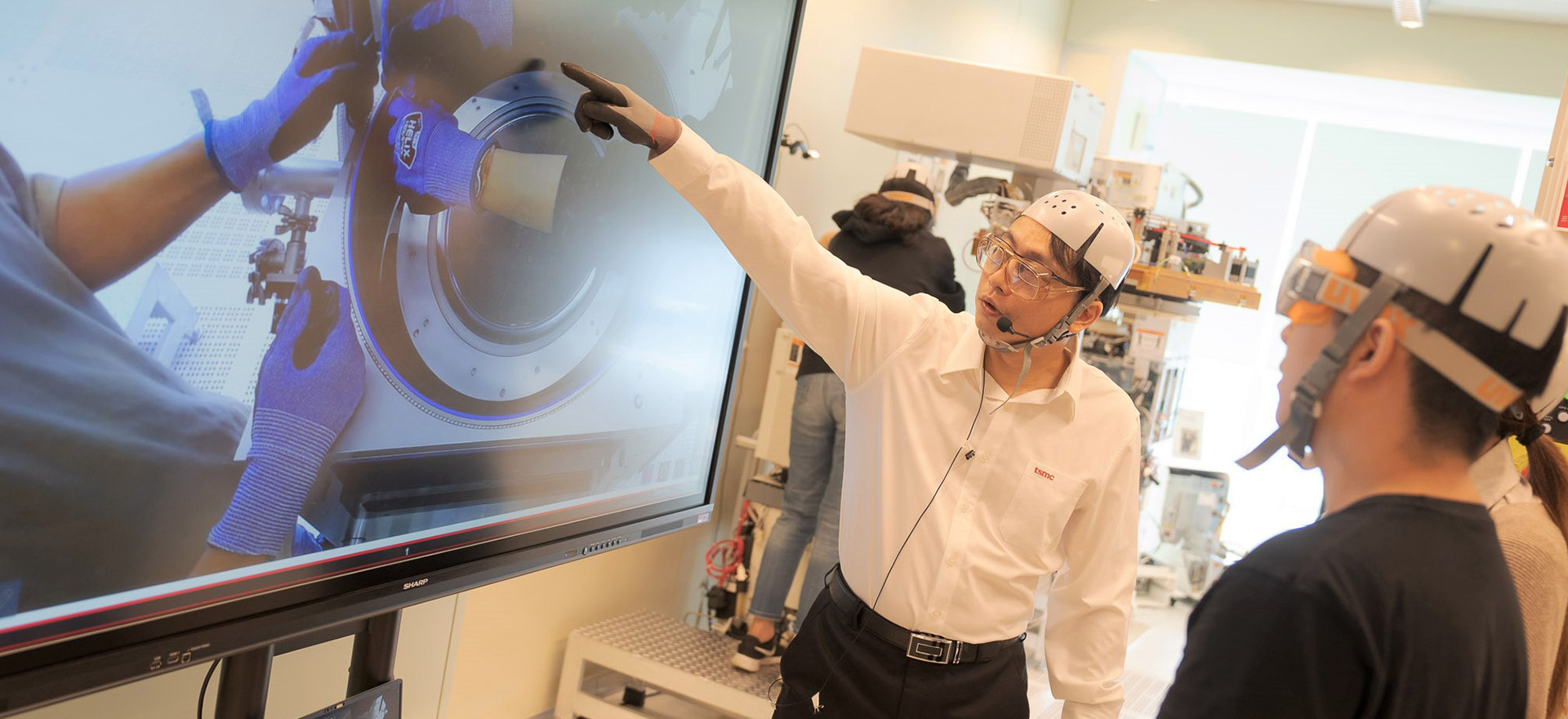 台積電新人訓練中心培養新人學習專業知識及實務操作。（圖：TSMC）