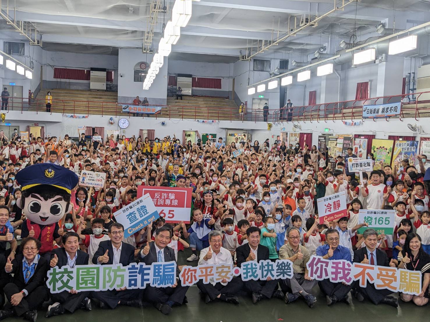 行政院長陳建仁、行政院政務委員羅秉成、教育部長潘文忠今天(31日)到台北市日新國小出席「校園詐騙防制－你平安我快樂」記者會。(陳念宜 攝)