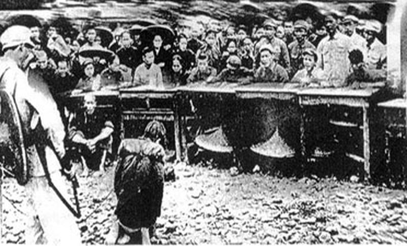 中共土改期間成立的「人民法庭」對地主進行審判（1950年）。(維基百科)